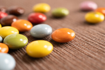 ブラウンのランチョンマットに並べられたマーブルチョコレート