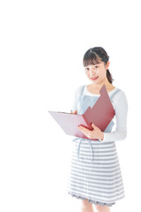 オーダーを確認する若いカフェスタッフ