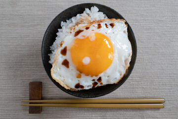 ごはんの上に盛りつけられた目玉焼き