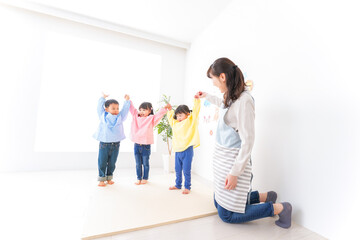 Fototapeta premium 保育士と子どもたち