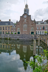 Fototapeta na wymiar Pilgerkirche am Kanal im historischen Hafenviertel von Delfshaven in Rotterdam