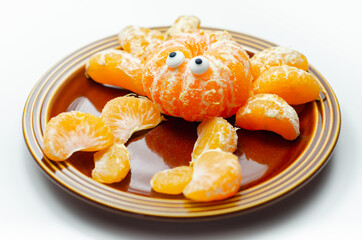 Fruit crab, a snack made of fresh parts of tangerines served in the shape of crab