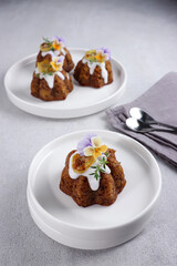 Cake pisang. Mini banana bundt cake topping with edible flower.