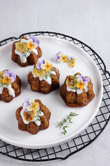 Cake pisang. Mini banana bundt cake topping with edible flower.
