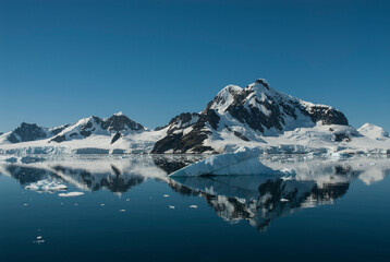 Lemaire strait coast, mountains and icebergs, Antartica © foto4440