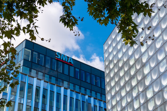 Paris, France - 27 ao&ucirc;t 2021: Vue ext&eacute;rieure du si&egrave;ge social du Groupe SMA, groupe d'assurances mutuelles sp&eacute;cialis&eacute;es notamment dans l'assurance construction, l'assurance des personnes et des biens