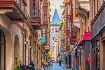 Fototapeta premium Narrow turkish street by the Galata Tower of Istanbul