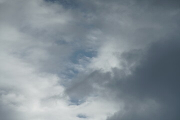 Himmel mit grauen, blauen und weißen Regen Wolken am Tage gesehen als ein Beispiel sommerlichen Wetters