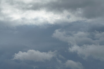 Obraz premium Himmel mit grauen, blauen und weißen Regen Wolken am Tage gesehen als ein Beispiel sommerlichen Wetters