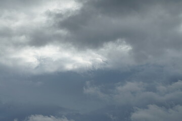 Himmel mit grauen, blauen und wei&szlig;en Regen Wolken am Tage gesehen als ein Beispiel sommerlichen Wetters