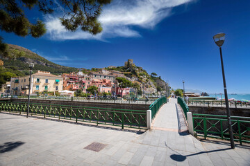 Fototapeta premium Panorama della città di vietri sul mare, costiera amalfitana
