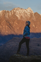 Naklejka premium woman and red mountain