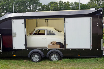 Sportwagen in einem zweiachsigen Anh&auml;nger
