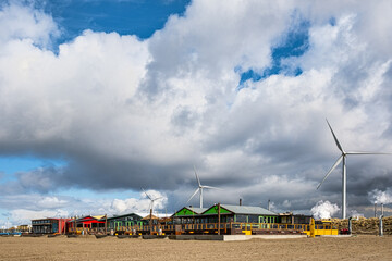 Strandpaviljoens op het strand bij Wijk aan Zee nabij de Noordpier, Noord-Holland Province, The Netherlands