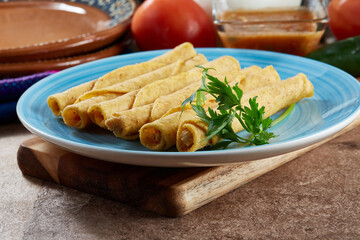 Flautas doradas de pollo o tacos dorados mexicanos