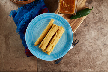 Flautas doradas de pollo o tacos dorados mexicanos