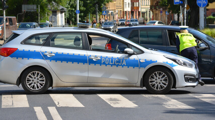 Policjanci  ruchu drogowego polskiej policji  w mieście.