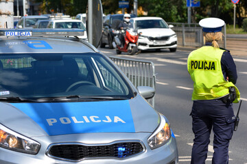 Policjanci  ruchu drogowego polskiej policji  w mieście. © FotoDax