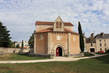 Fototapeta na wymiar Le baptistere Saint Jean, vue de l'exterieur, ville de Poitiers, departement de la Vienne, France