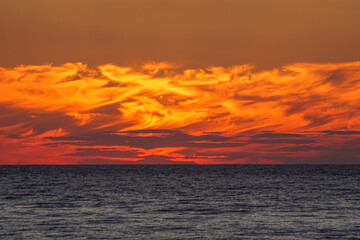 morze, magiczny zachód słońca, obraz natury - 453358744