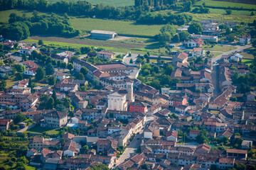 Fototapeta na wymiar Fotografía aérea de un pueblo en Pordenone en la región italiana de Friuli-Venezia-Giulia