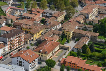 Fotografía aérea de un centro urbano en la región italiana de Friuli-Venezia-Giulia