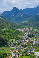 Fototapeta na wymiar Fotografía aérea de un pueblo situado en un valle de la región italiana de Friuli-Venezia-Giulia
