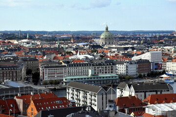 Fototapeta na wymiar Blick auf Kopenhagen unter blauem Himmel