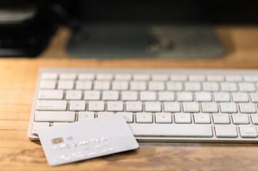 Tarjeta de crédito en un teclado cerca de la computadora lista para comprar en linea