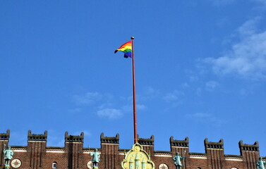 Regenbogenfahne auf dem Dach des Kopenhagener Rathauses