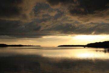 Obraz premium sunset over the lake