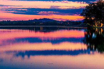 lago varese 03 - nubi e riflessi sulle acque al tramonto