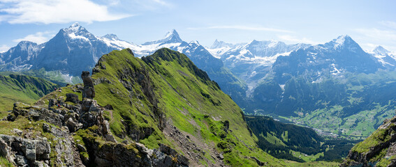 vue panoramique sur une crête montagneuse devant des massifs alpins - obrazy, fototapety, plakaty