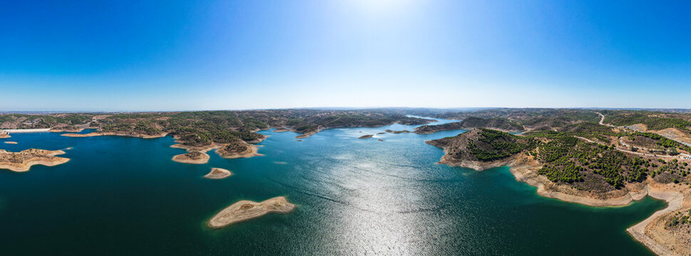 The Odeleite Dam, located in the municipality of Castro Marim in the Algarve, was built on the River Odeleite, which rises in the uplands of the Serra do Caldeir&atilde;o and flows into the Rio Guadiana