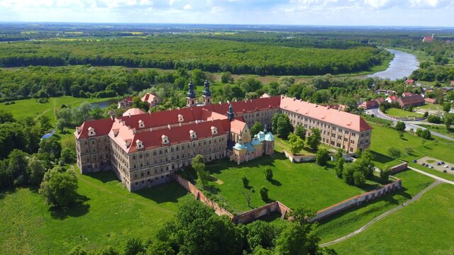 zespol klasztorny w Lubiazu na Dolnym Slasku, najwieksze opactwo cysterskie na swiecie 