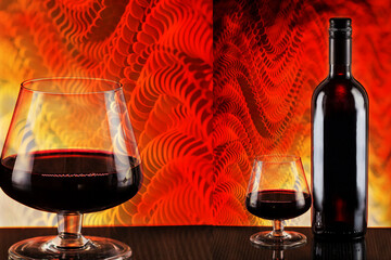 Garrafa de vinho tinto com duas taças pela metade sobre uma mesa de vidro com reflexos e um fundo...