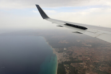 blick auf mallorca vom flugzeug 
