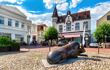 Maktplatz (marketplace) of Jever with bull and buildings, Lower Saxony, Germany