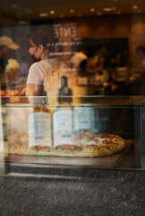 Pizza durch Schaufenster in Venedig