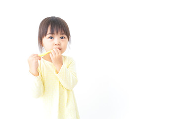 歯磨きをする子ども