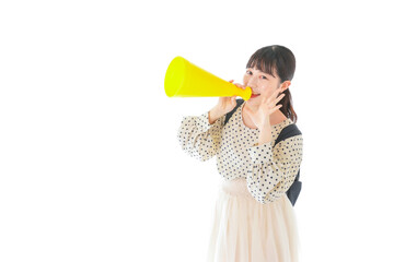 スーパーでキャッシュレス決済をする若い女性