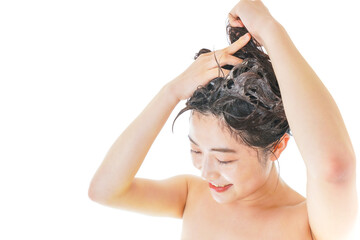 Naklejka premium スーパーでポイントを指差す若い女性