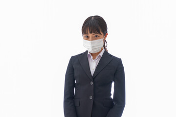 花粉症・風邪・インフルエンザに苦しみマスクをする若い女性