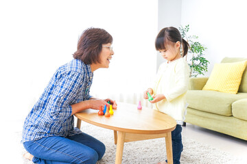 おばあちゃんとゲームをする子供