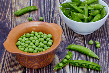 Chicharos frescos (leguminosas), en una olla de barro mexicano.