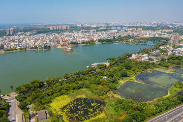 Obraz premium 台湾南部の高雄市周辺の上空からドローンで撮影した空撮写真 Aerial photo taken by drone from the sky over Kaohsiung City and surrounding areas in southern Taiwan. 