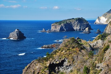 絶壁と岩礁が連続する景勝地　奥石廊崎