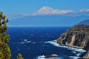 伊豆　海岸線から望む富士山