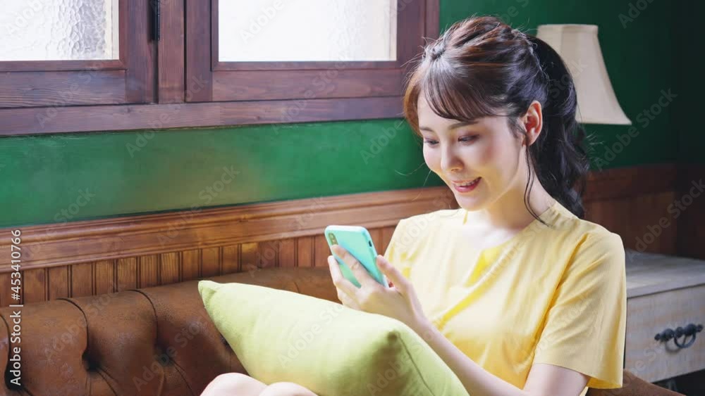 Poster 部屋でスマホを見る女性　スローモーション
