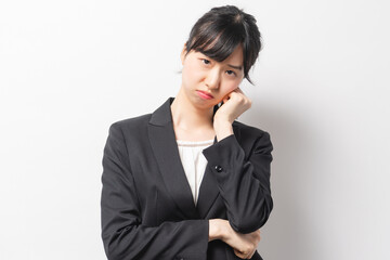 問題を抱えて困っている若いビジネスウーマン 